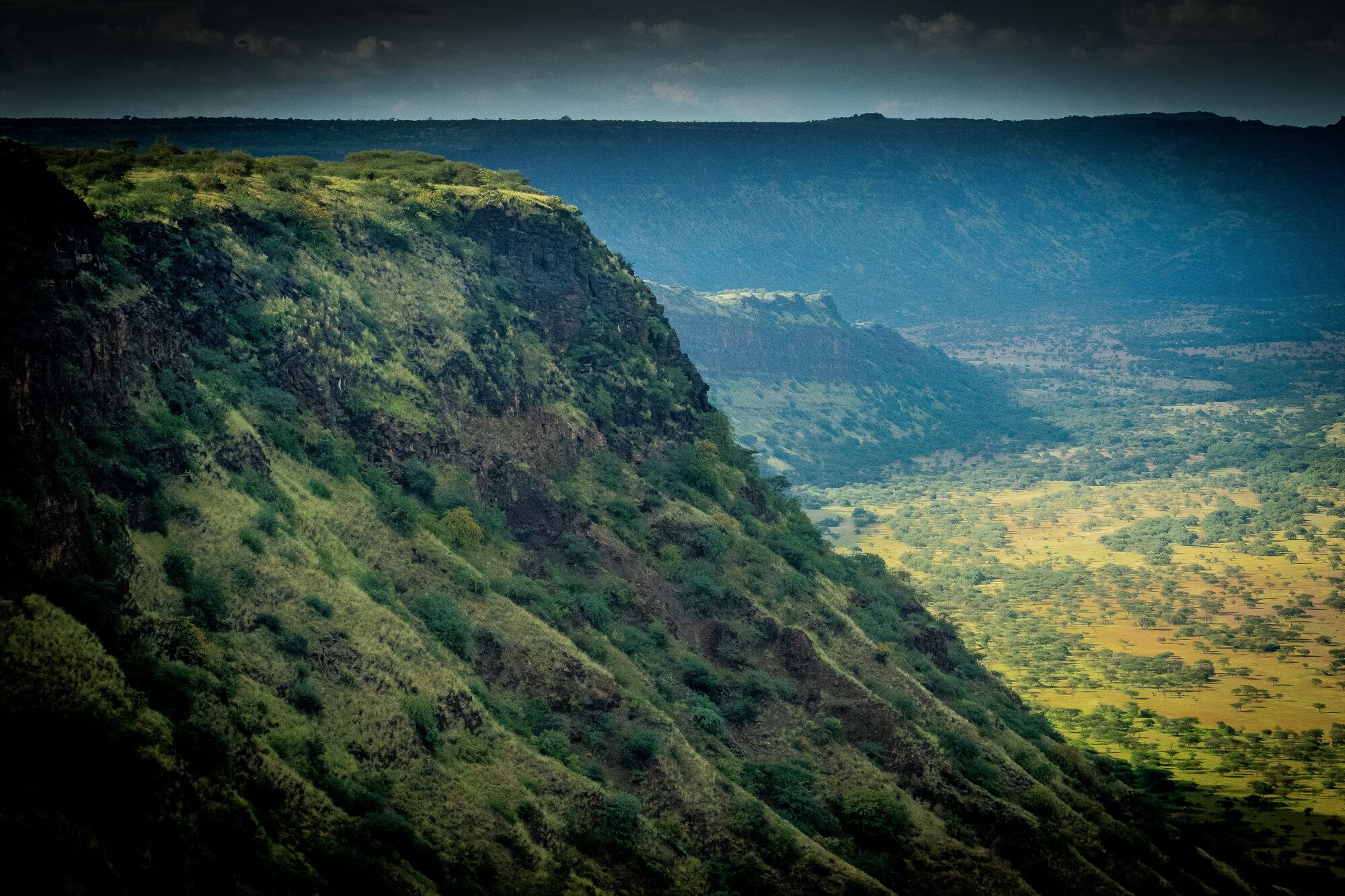 Maasai Mara escarpment with balloon at dawn